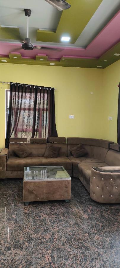 Hotel Yoran Inn & Restaurant By Wb Inn Sadabad Extérieur photo