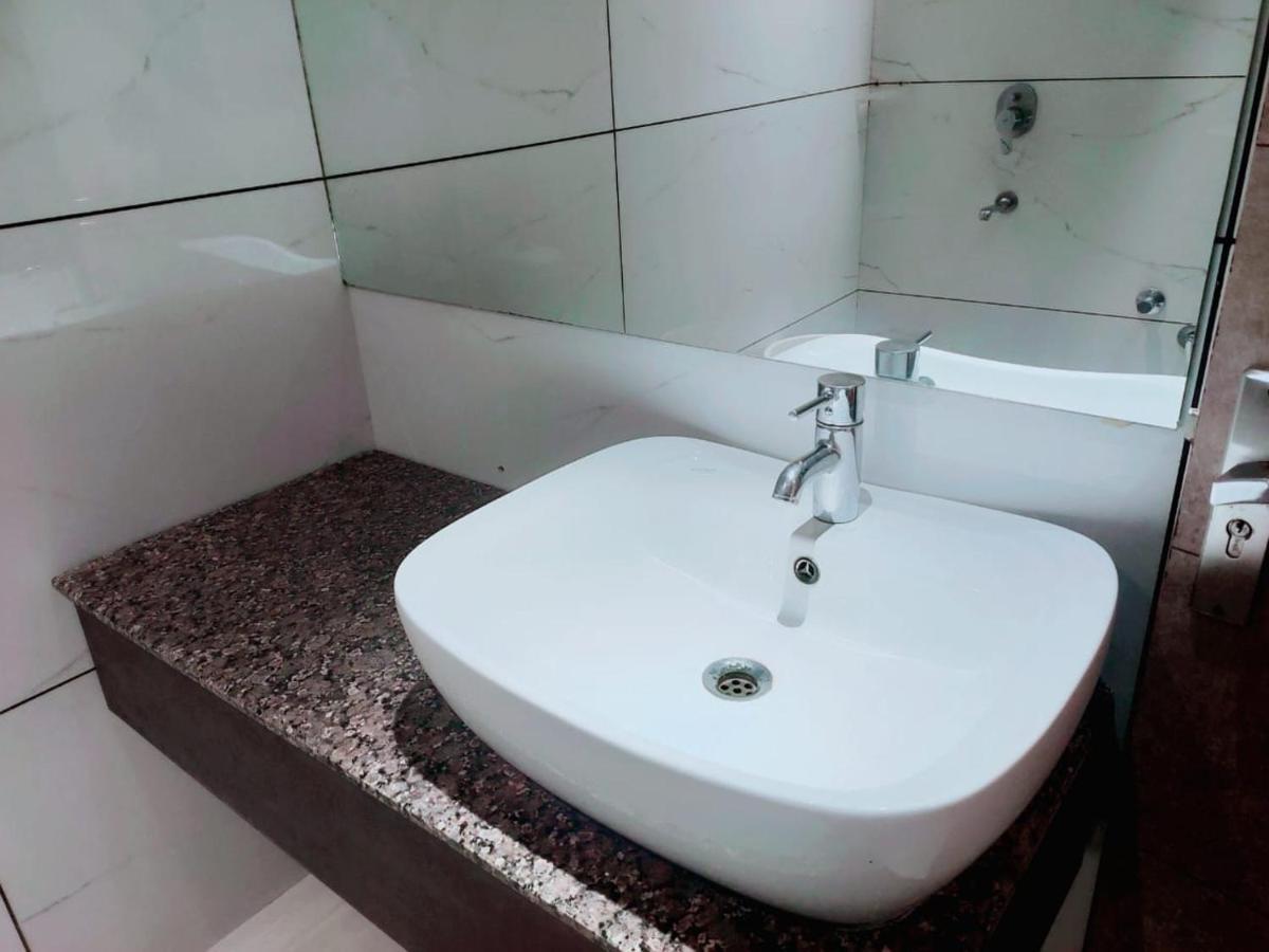 Hotel Yoran Inn & Restaurant By Wb Inn Sadabad Extérieur photo