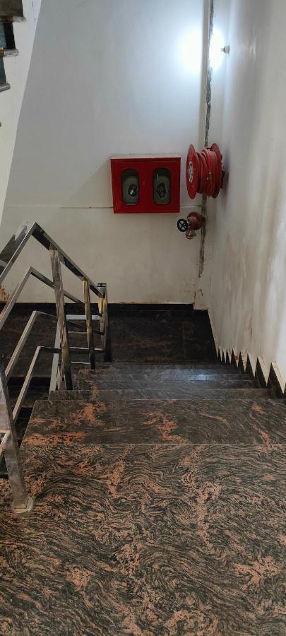 Hotel Yoran Inn & Restaurant By Wb Inn Sadabad Extérieur photo